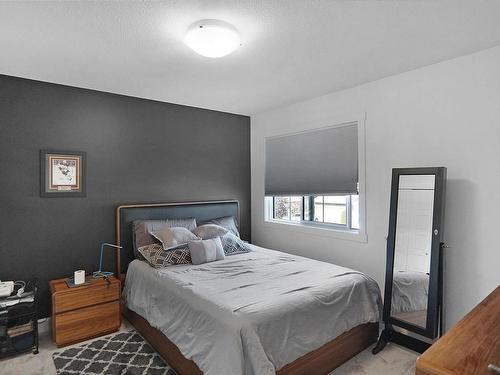 7527 173 Avenue, Edmonton, AB - Indoor Photo Showing Bedroom