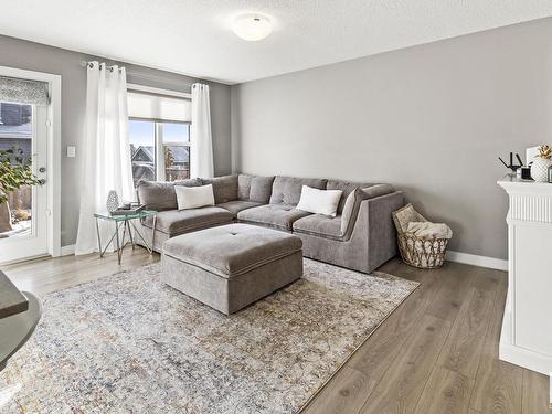 840 Ebbers Crescent, Edmonton, AB - Indoor Photo Showing Living Room