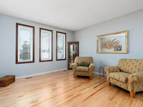 630 Henderson Street, Edmonton, AB - Indoor Photo Showing Living Room