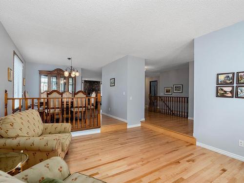 630 Henderson Street, Edmonton, AB - Indoor Photo Showing Living Room