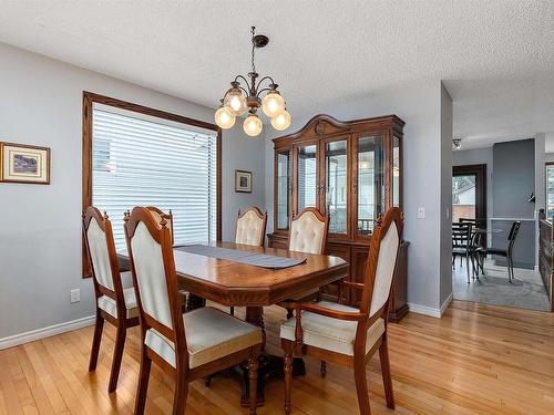 630 Henderson Street, Edmonton, AB - Indoor Photo Showing Dining Room