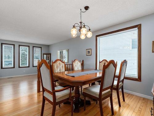 630 Henderson Street, Edmonton, AB - Indoor Photo Showing Dining Room