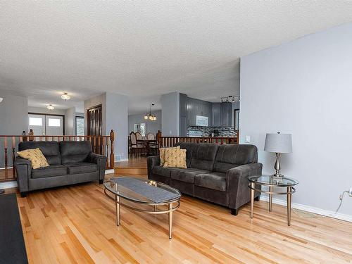 630 Henderson Street, Edmonton, AB - Indoor Photo Showing Living Room