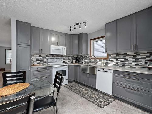 630 Henderson Street, Edmonton, AB - Indoor Photo Showing Kitchen With Upgraded Kitchen