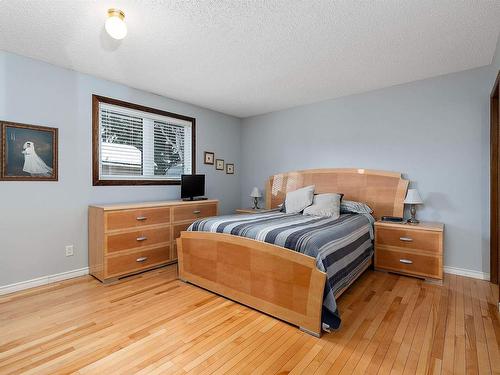 630 Henderson Street, Edmonton, AB - Indoor Photo Showing Bedroom