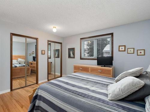 630 Henderson Street, Edmonton, AB - Indoor Photo Showing Bedroom