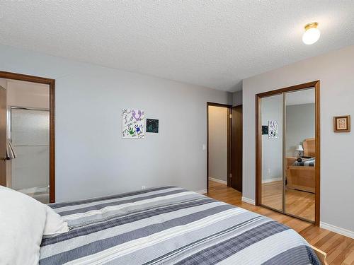 630 Henderson Street, Edmonton, AB - Indoor Photo Showing Bedroom