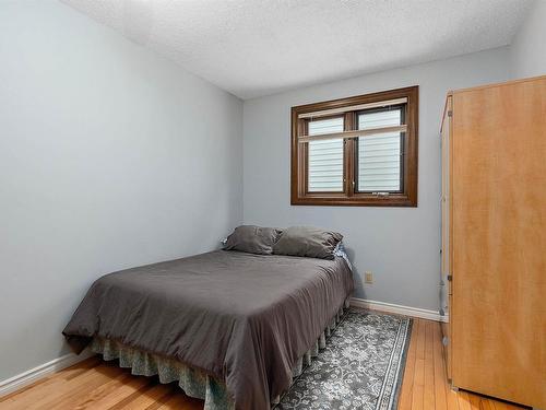 630 Henderson Street, Edmonton, AB - Indoor Photo Showing Bedroom