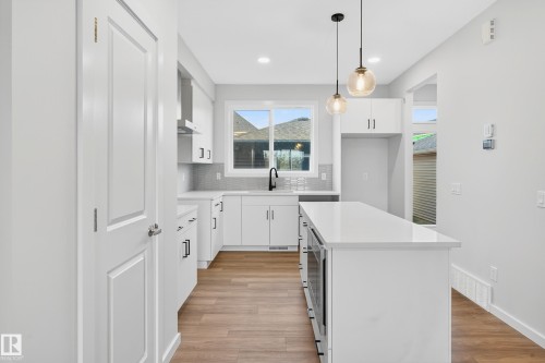 702 Southfork Drive, Leduc, AB - Indoor Photo Showing Kitchen With Upgraded Kitchen