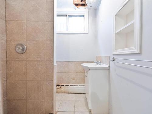 12106 81 Street, Edmonton, AB - Indoor Photo Showing Bathroom