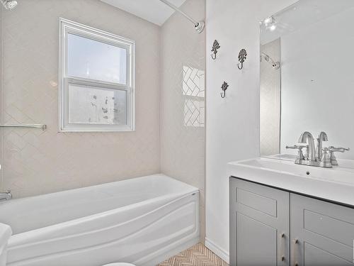 14822 104 Avenue, Edmonton, AB - Indoor Photo Showing Bathroom