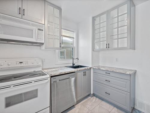 14822 104 Avenue, Edmonton, AB - Indoor Photo Showing Kitchen