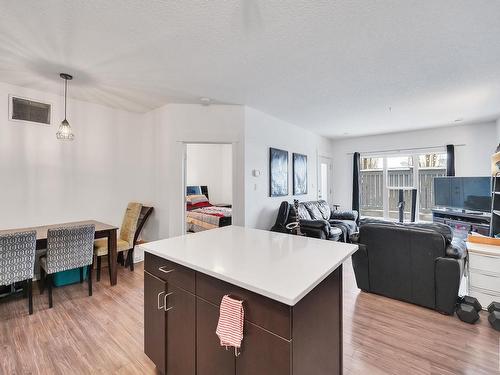 109 10518 113 Street Nw, Edmonton, AB - Indoor Photo Showing Living Room