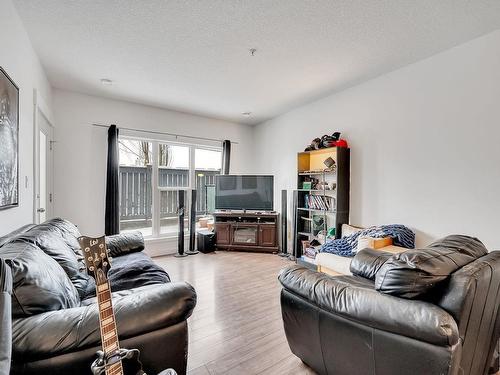 109 10518 113 Street Nw, Edmonton, AB - Indoor Photo Showing Living Room