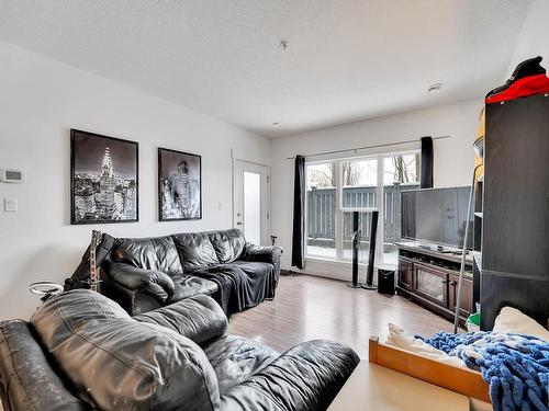 109 10518 113 Street Nw, Edmonton, AB - Indoor Photo Showing Living Room