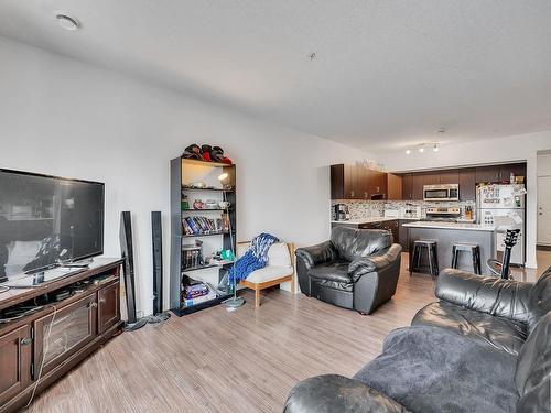 109 10518 113 Street Nw, Edmonton, AB - Indoor Photo Showing Living Room