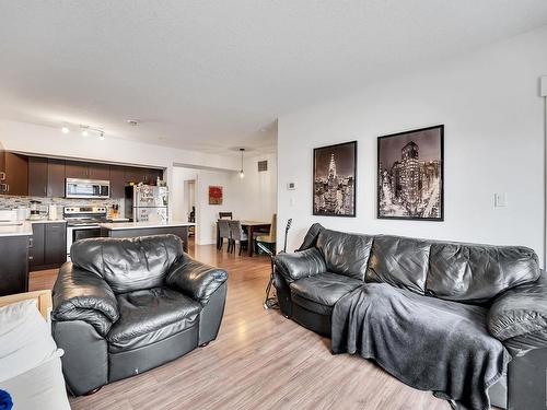 109 10518 113 Street Nw, Edmonton, AB - Indoor Photo Showing Living Room