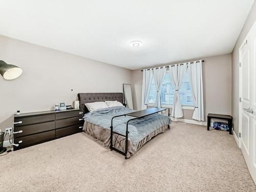 7821 170A Avenue, Edmonton, AB - Indoor Photo Showing Bedroom