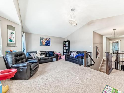 7821 170A Avenue, Edmonton, AB - Indoor Photo Showing Living Room