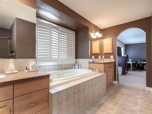 446 Sparling Court, Edmonton, AB - Indoor Photo Showing Bathroom