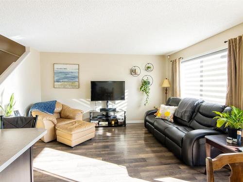 4689 Crabapple Run, Edmonton, AB - Indoor Photo Showing Living Room