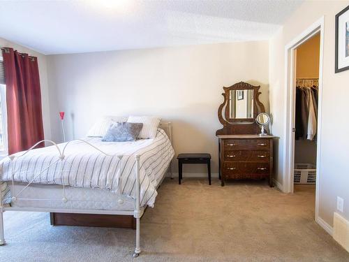 4689 Crabapple Run, Edmonton, AB - Indoor Photo Showing Bedroom