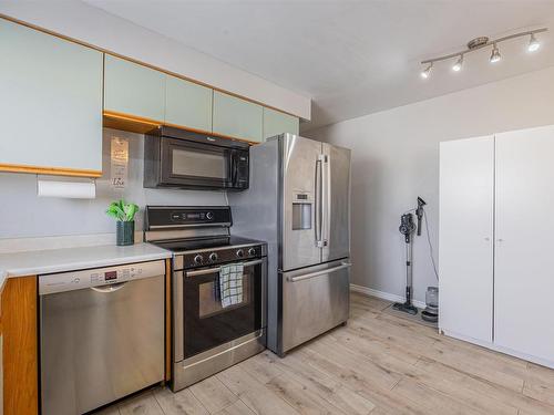 8612 152A Avenue, Edmonton, AB - Indoor Photo Showing Kitchen