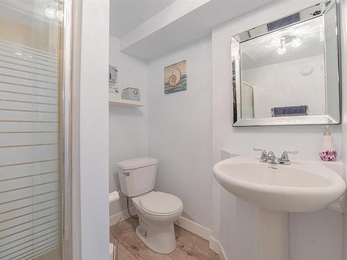 8612 152A Avenue, Edmonton, AB - Indoor Photo Showing Bathroom