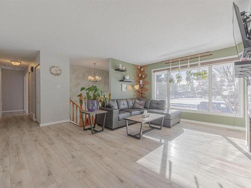 8612 152A Avenue, Edmonton, AB - Indoor Photo Showing Living Room