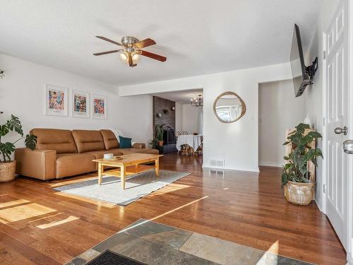 5912 11 Avenue Nw, Edmonton, AB - Indoor Photo Showing Living Room