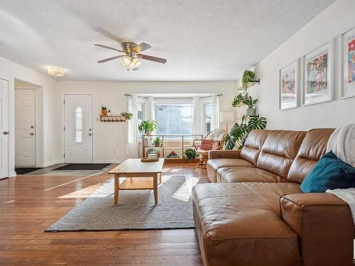 5912 11 Avenue Nw, Edmonton, AB - Indoor Photo Showing Living Room