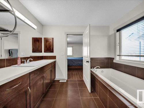 15836 13 Avenue Sw, Edmonton, AB - Indoor Photo Showing Bathroom