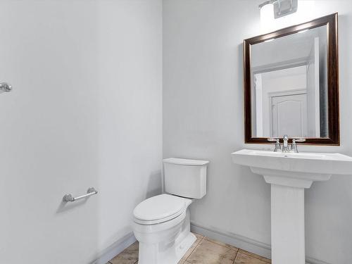 2832 16 Avenue Nw, Edmonton, AB - Indoor Photo Showing Bathroom