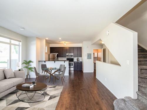 10 9856 83 Avenue, Edmonton, AB - Indoor Photo Showing Living Room