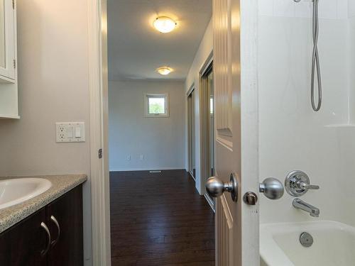 10 9856 83 Avenue, Edmonton, AB - Indoor Photo Showing Bathroom