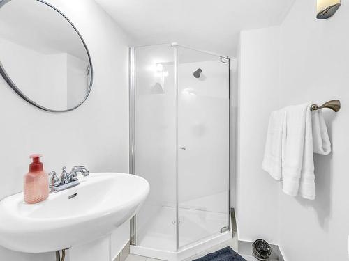 14727 33 Street, Edmonton, AB - Indoor Photo Showing Bathroom