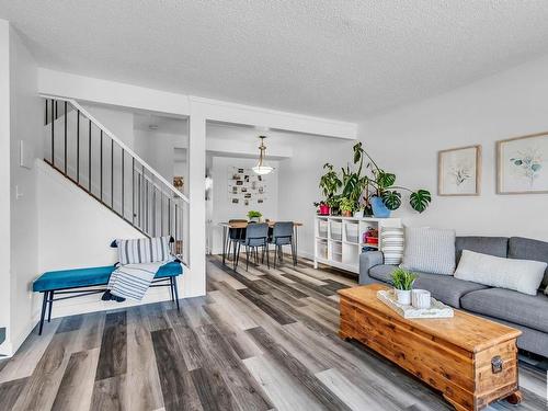 14727 33 Street, Edmonton, AB - Indoor Photo Showing Living Room