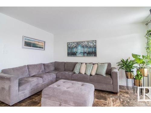 937 Ebbers Crescent Nw, Edmonton, AB - Indoor Photo Showing Living Room