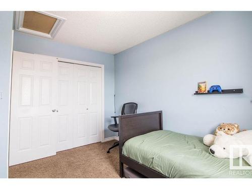 937 Ebbers Crescent Nw, Edmonton, AB - Indoor Photo Showing Bedroom