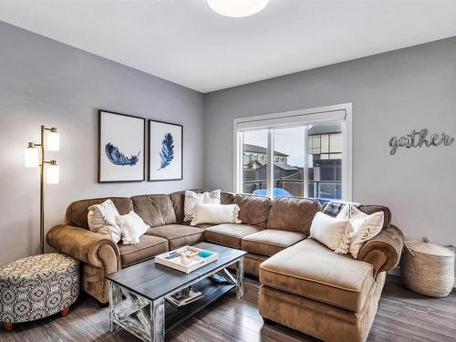 1811 Keene Crescent, Edmonton, AB - Indoor Photo Showing Living Room