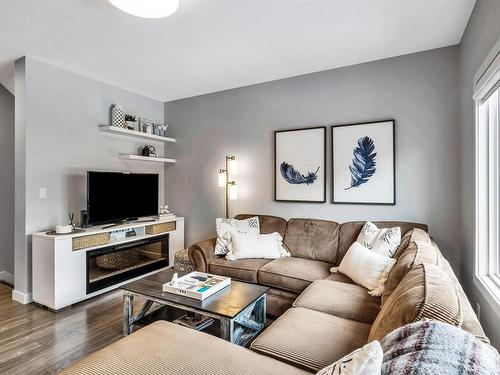 1811 Keene Crescent, Edmonton, AB - Indoor Photo Showing Living Room