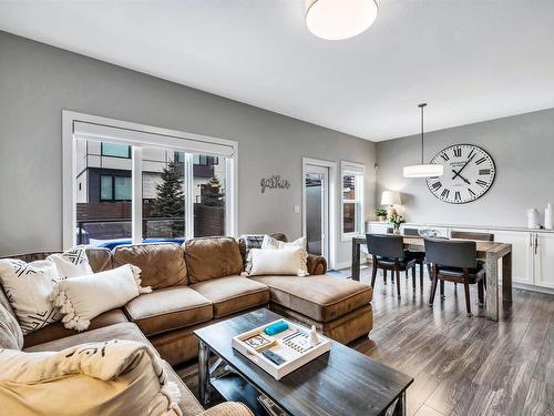 1811 Keene Crescent, Edmonton, AB - Indoor Photo Showing Living Room