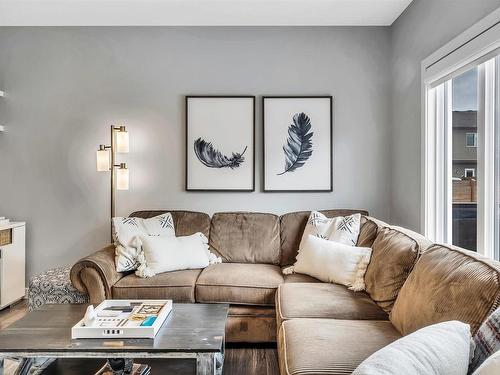 1811 Keene Crescent, Edmonton, AB - Indoor Photo Showing Living Room