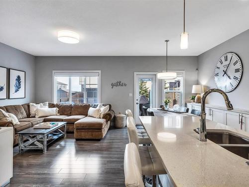 1811 Keene Crescent, Edmonton, AB - Indoor Photo Showing Living Room