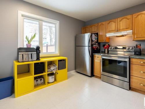 2576 138A Avenue, Edmonton, AB - Indoor Photo Showing Kitchen