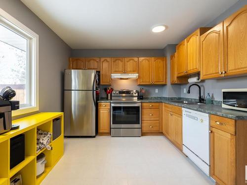 2576 138A Avenue, Edmonton, AB - Indoor Photo Showing Kitchen