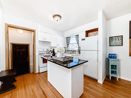 4026 113 Avenue, Edmonton, AB - Indoor Photo Showing Kitchen