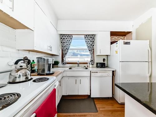 4026 113 Avenue, Edmonton, AB - Indoor Photo Showing Kitchen