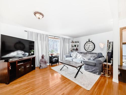 4026 113 Avenue, Edmonton, AB - Indoor Photo Showing Living Room