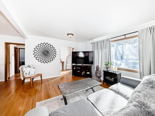 4026 113 Avenue, Edmonton, AB - Indoor Photo Showing Living Room